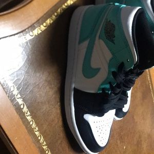 Men’s Jordan’s (mid) size US 8